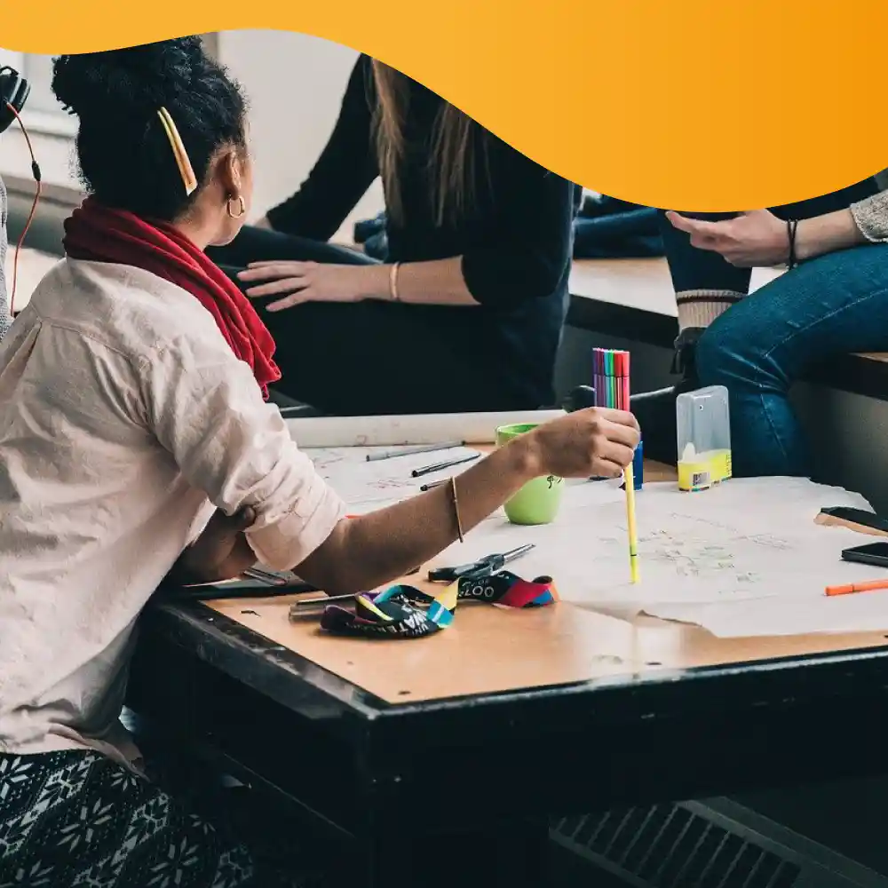 Integração e saída de colaboradores conectadas, destacando práticas eficazes de onboarding e offboarding.